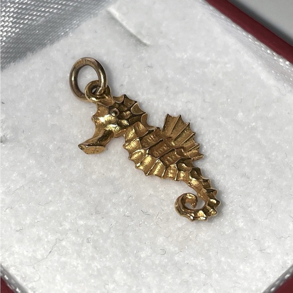 Solid 9K 375 (not 14K) Yellow Gold Seahorse Charm Pendant for Bracelet Necklace - Picture 3 of 10
